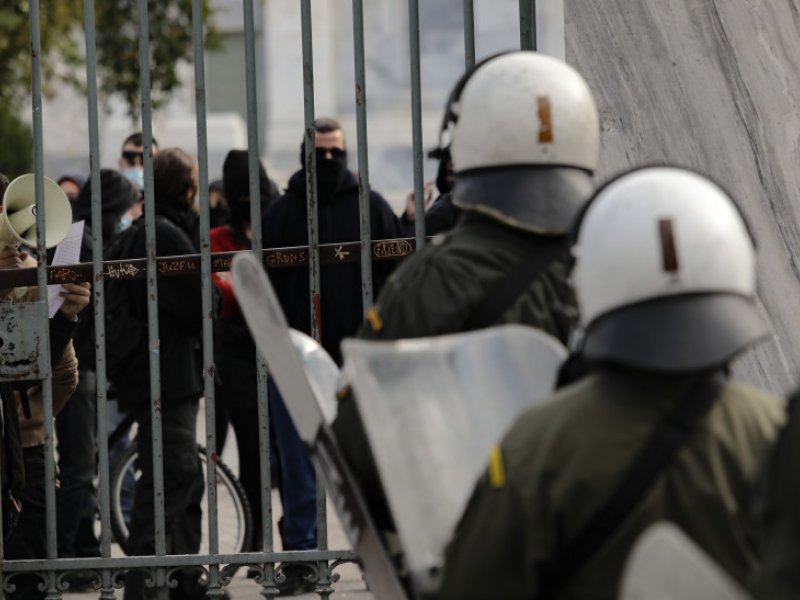 Προσαγωγή 3 ατόμων που επιχείρησαν να 