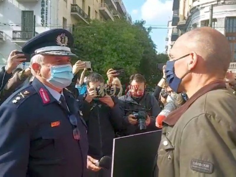Ο διάλογος του Βαρουφάκη με τον αξιωματικό της ΕΛΑΣ έξω από το Πολυτεχνείο (βίντεο)