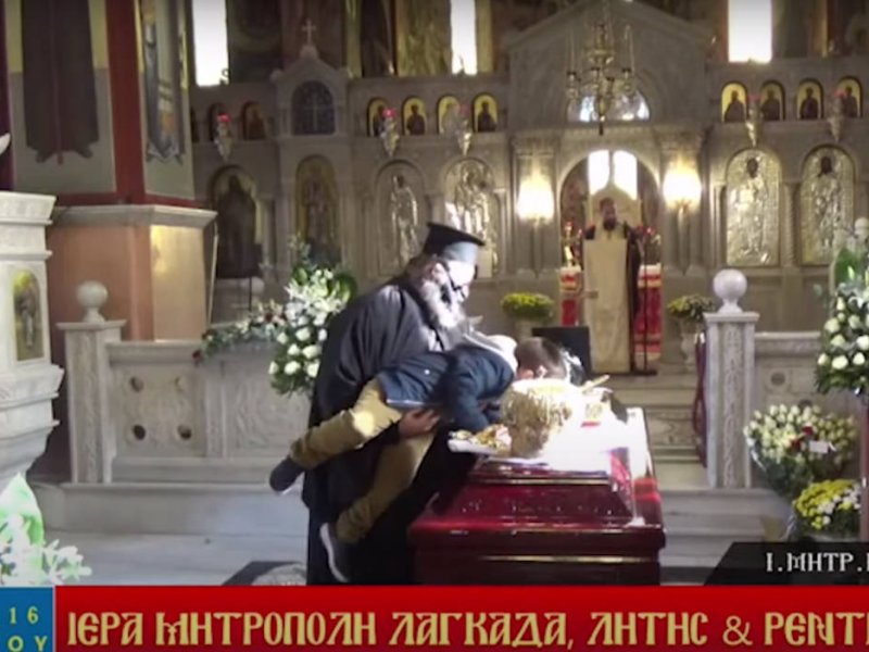Κηδεία Μακαριστού Μητροπολίτη Λαγκαδά: Ιερείς χωρίς μάσκες και προσκύνημα από παιδί!