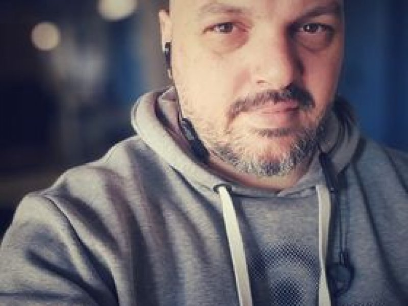 'Εχασε τη μάχη με τον κορονοϊό ο Decibel, 39χρονος Dj Δημήτρης Μπέλλος
