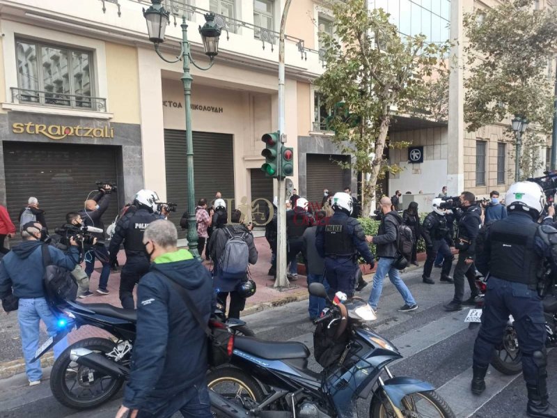Πολυτεχνείο: Επεισόδια στην Πανεπιστημίου μεταξύ ΠΑΜΕ και αστυνομίας