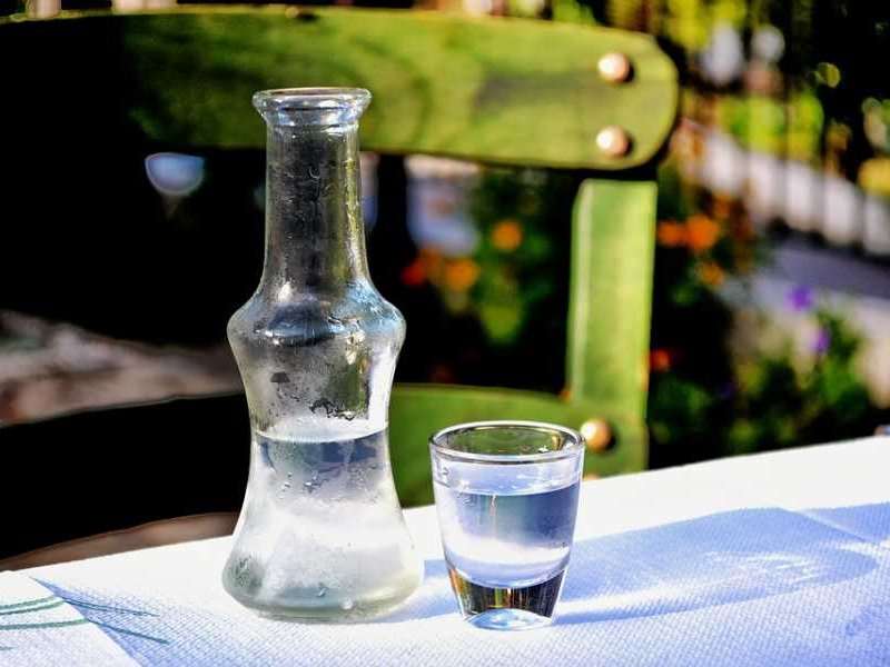 Πρόστιμα και αυτόφωρο για τη συγκέντρωση 20 στελεχών του ΣΥΡΙΖΑ σε ουζερί