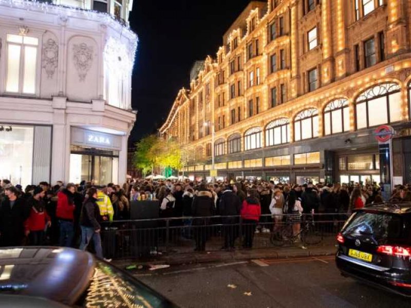 E, ρε τρέλα!!! Σκηνές αλλοφροσύνης έξω από τα Harrods του Λονδίνου (pics)