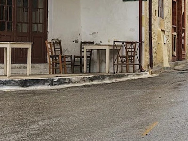 Αγνόησαν τα μέτρα και πήγαν στο καφενείο να δουν το ματς