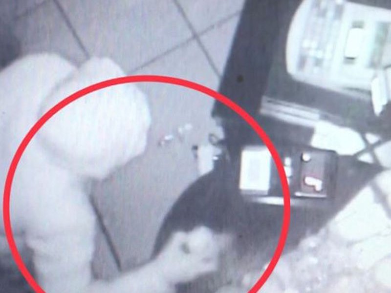 Κουκάκι: Έκλεψε κέικ και πάστες αντί για χρήματα (video)