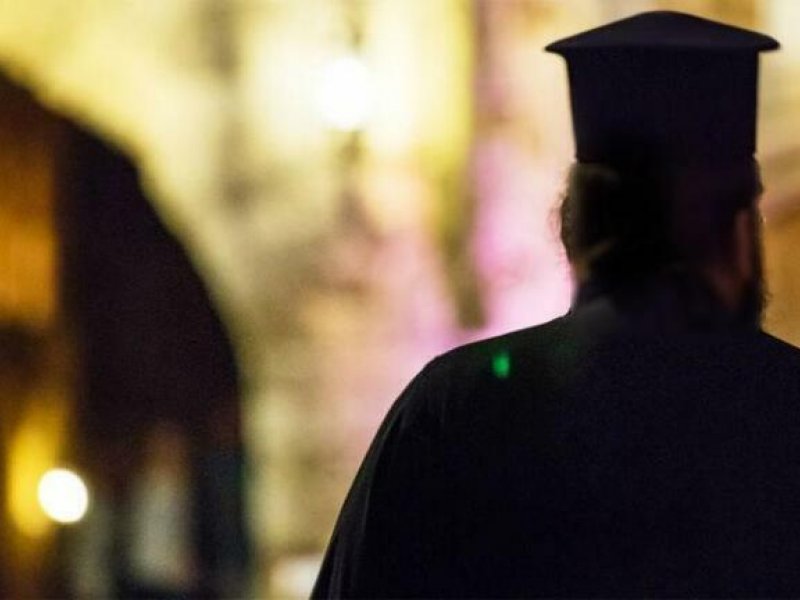 Κρήτη: Το πρωί παπάς... το βράδυ γαμπρός!