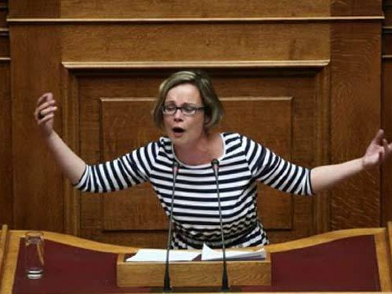 Μπέττυ Σκούφα: Άκου που θα με πει εμένα κυρία μου... και άλλες τέτοιες μ@λ@κίες... (video)