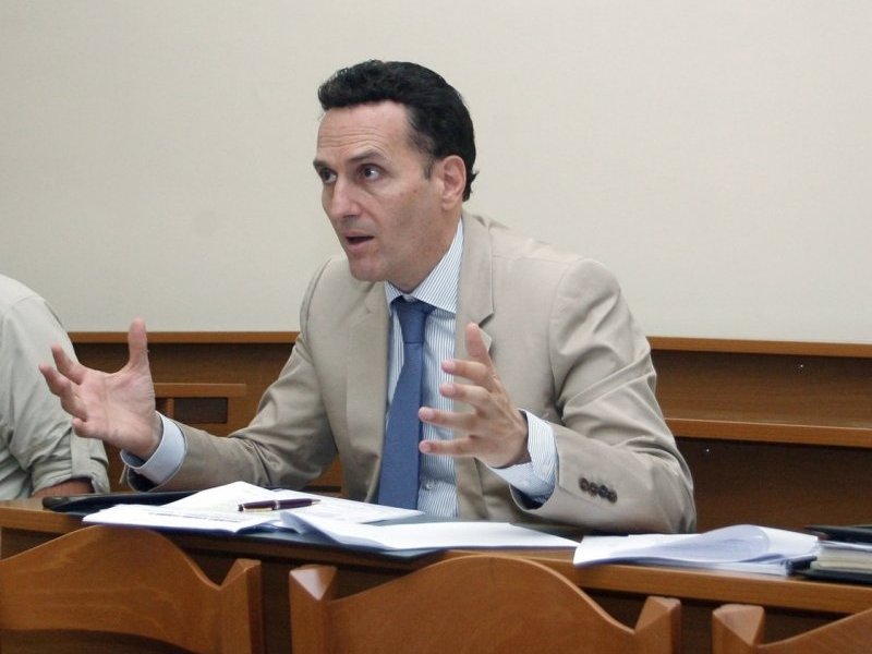 Δημητρακόπουλος: Πότε δεν θεωρείται αδίκημα το σεξ με 15χρονα παιδιά