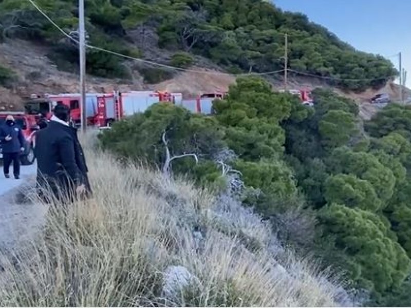 Χωρίς τις αισθήσεις του ασύρθηκε ο 24χρονος οδηγός που έπεσε σε γκρεμό στην Κερατέα