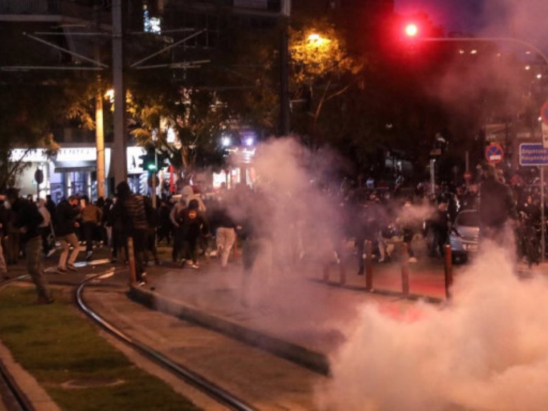 Οργή και ερωτήματα για τη στάση της ΕΛ.ΑΣ. στην πλατεία Νέας Σμύρνης