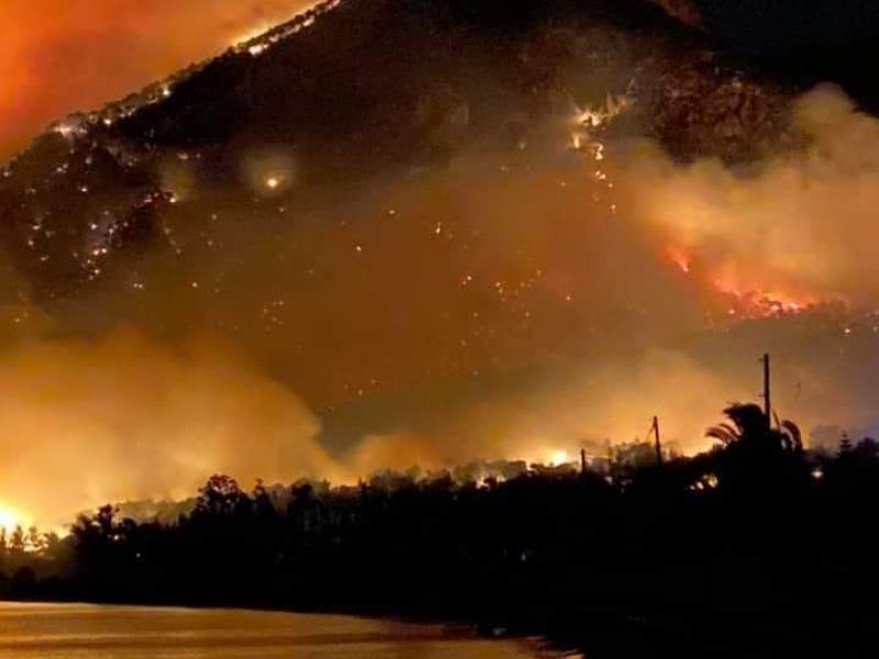 Φωτιά στον Σχίνο: Νέο μήνυμα από το 112 για εκκένωση οικισμών