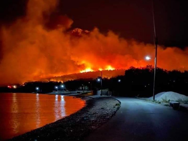 Σχίνος: Μεγάλη η περίμετρος της φωτιάς