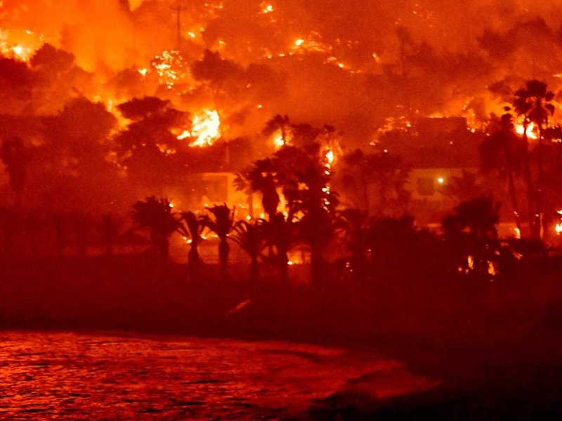 Στάχτη πάνω από 40.000 στρέμματα δάσους – Καταστροφές σε σπίτια