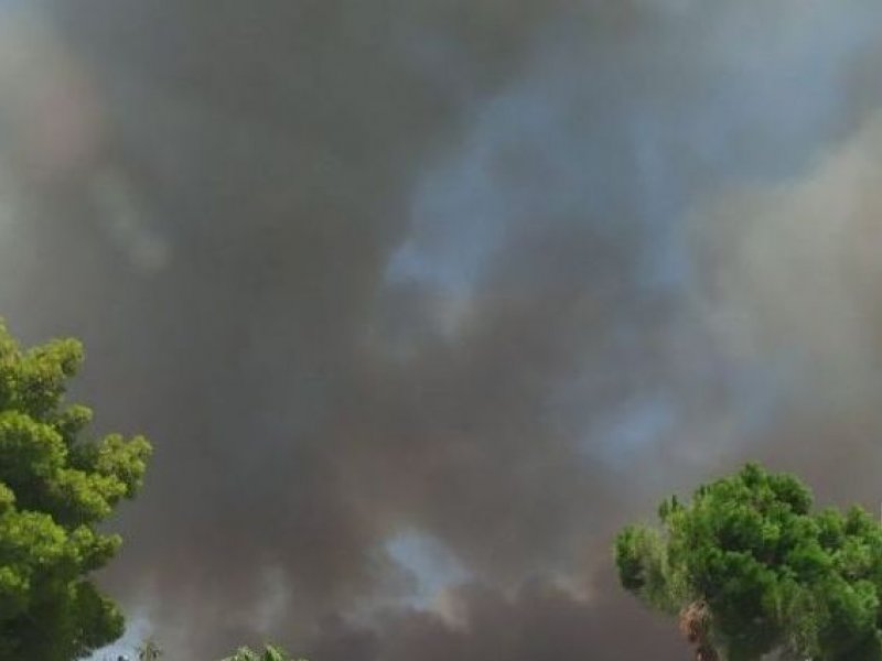 Μεγάλη φωτιά στη Βαρυμπόμπη και προειδοποίηση για τους κατοίκους – Στη μάχη το ρωσικό Beriev