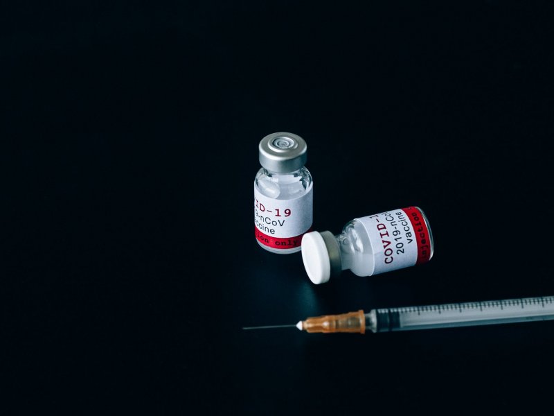 ΕΜΑ: Από τα 18 έτη η τρίτη δόση - Τι ισχύει για το επίπεδο αντισωμάτων και τυχόν παρενέργειες
