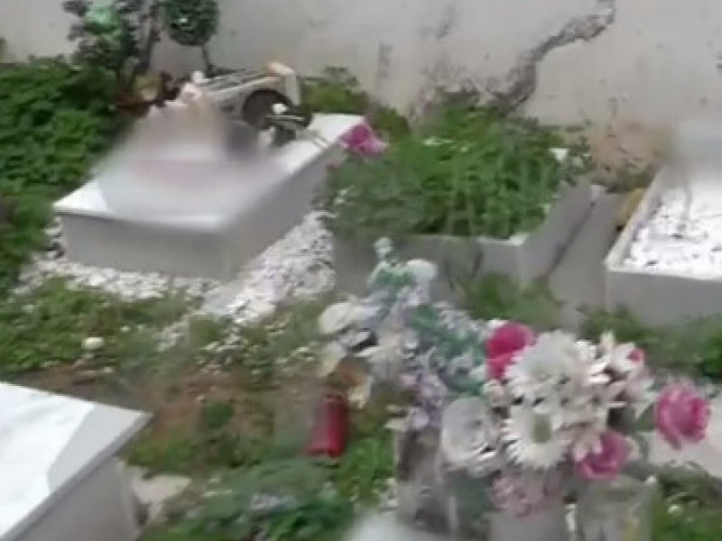 Καταγγελία Σοκ:  Παράνομο νεκροταφείο με τάφους παιδιών σε αυλή σπιτιού ιερέα στα Καλύβια Αττικής