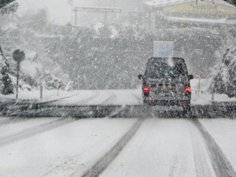 Κακοκαιρία «Ελπίς»: Έκλεισε η λεωφόρος Κατεχάκη - Χαμός στους δρόμους του Κέντρου