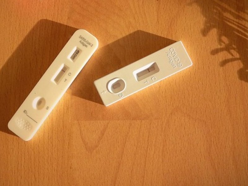 Ποιο rapid test είναι πιο έγκυρο; Αυτό που γίνεται από τη μύτη ή από το στόμα;