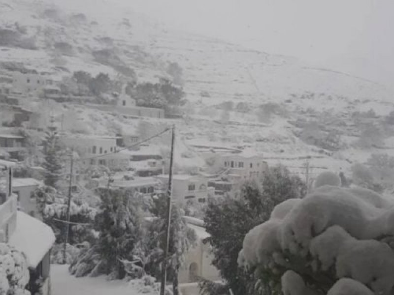 Κακοκαιρία «Ελπίς»: Τα χιόνια έφτασαν στην παραλία σε Μύκονο, Τήνο, Νάξο και Άνδρο (Εικόνες και Βίντεο)