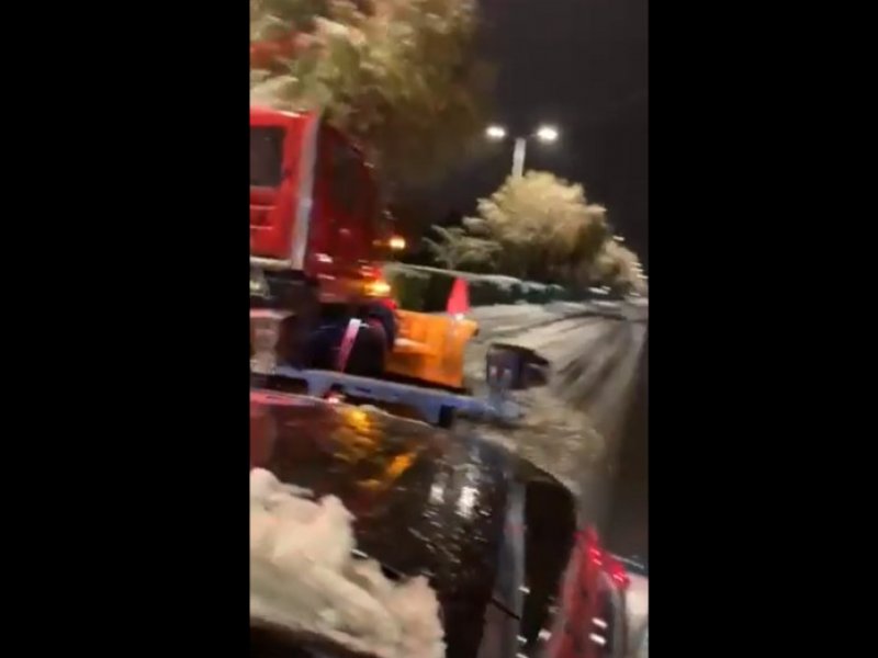 Κακοκαιρία «Ελπίς» - «Καν'το όπως ο Κωνσταντέλλος»: Με τρία οχήματα καθάρισε την παραλιακή! (Βίντεο)