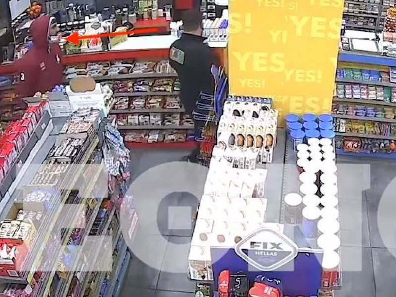 Θεσσαλονίκη: Χειροπέδες στον ληστή με το ψεύτικο πιστόλι - Βίντεο από τη δράση του