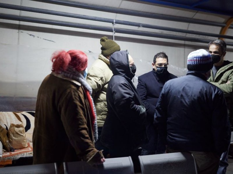 Όσα συζήτησε ο Κυριάκος Μητσοτάκης με τους άστεγους στον Πειραιά