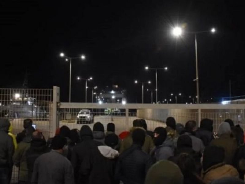 Χίος: Κάτοικοι δεν επέτρεψαν την αποβίβαση μηχανημάτων για την κατασκευής της νέας δομής μεταναστών! (Βίντεο)