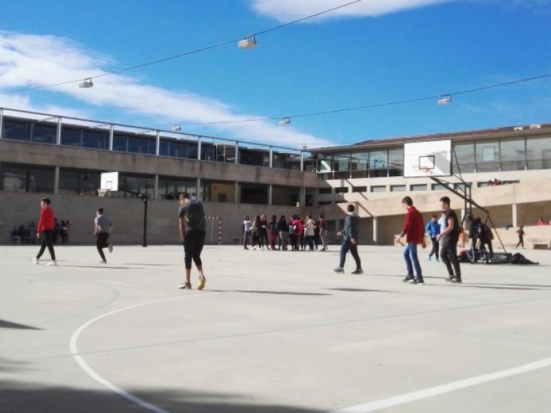 Μαθητές λυκείου κλείδωσαν τη διευθύντρια για να κάνουν κατάληψη!