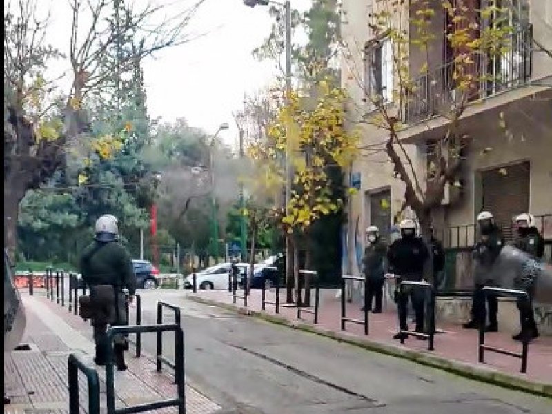 Επεισόδια έξω από την ΑΣΟΕΕ: Επίθεση κατά συνεργείου της ΕΡΤ και ομάδας ΟΠΚΕ