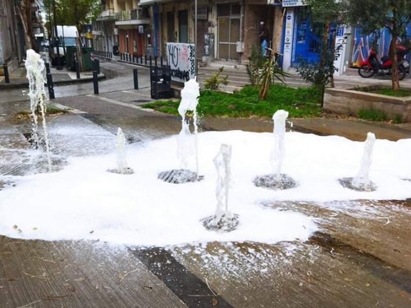 Θεσσαλονίκη: Αφρισμένο συντριβάνι στην πλατεία Μαβίλη (βίντεο)