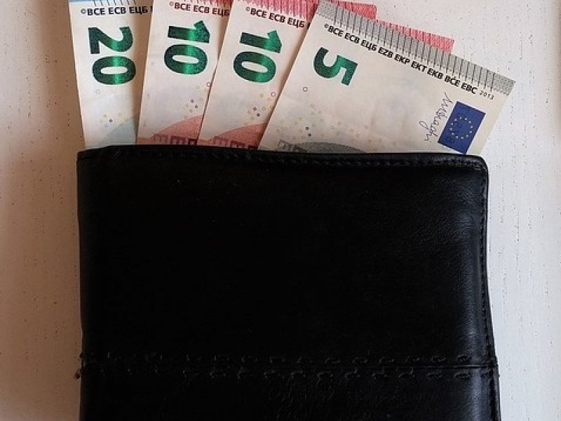 Εισφορά αλληλεγγύης: Κατάργηση για το Δημόσιο και τους συνταξιούχους το 2023
