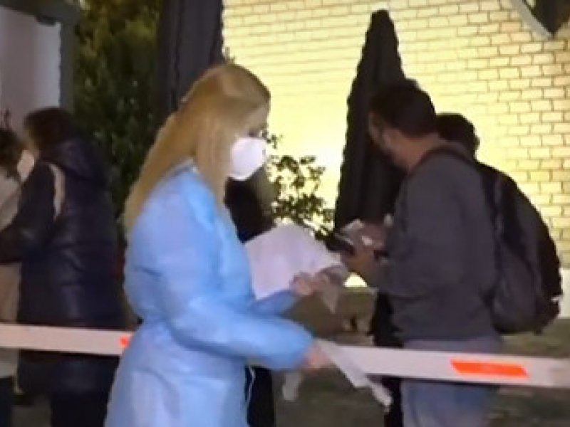 Κορονοϊός: Ουρές από τα χαράματα για ένα rapid test