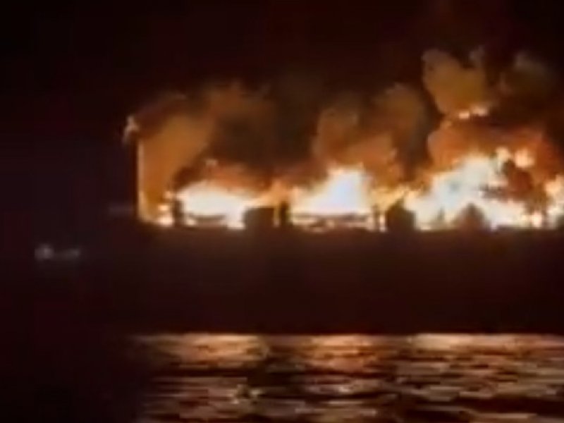 Δύο εγκλωβισμένοι βρίσκονται μέσα στο γκαράζ του φλεγόμενου πλοίου - Οδηγός κάνει έκκληση για βοήθεια