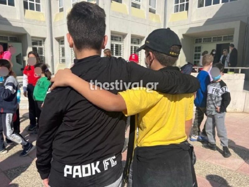 «Εσύ τί ομάδα είσαι;»: Μαθητές δημοτικού στη Θεσσαλονίκη, παίζουν μαζί και ποζάρουν φορώντας τις εμφανίσεις των ομάδων τους! (Βίντεο)