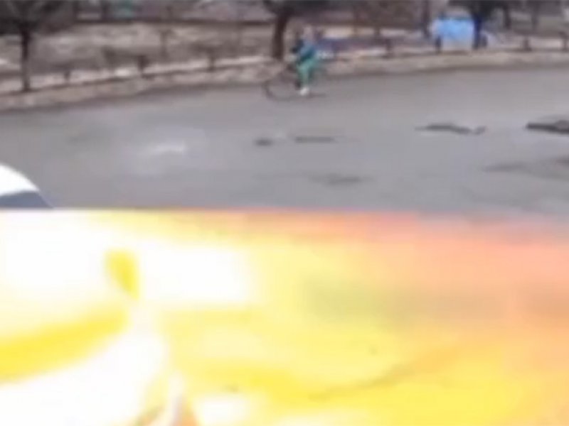 Φρίκη στην Ουκρανία: Η στιγμή που ποδηλάτης «εξαϋλώνεται» από βολή πυροβόλου! (Βίντεο)