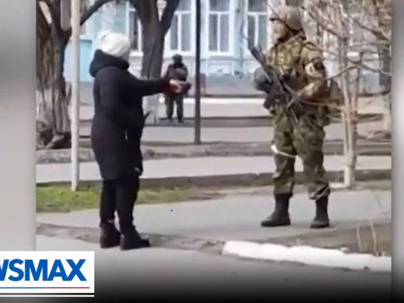 «Βάλτε ηλιόσπορους στις τσέπες σας για να φυτρώσουν όταν θα έχετε πεθάνει εδώ» - Η απίστευτη ατάκα γυναίκας στην Ουκρανία προς πάνοπλο ρώσο στρατιώτη! (Βίντεο)