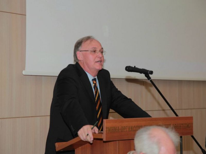 Ο Πέτρος Δούκας φαίνεται πως δεν μαθαίνει: Σε ανοιχτά μικρόφωνα είπε «Σήμερα νομίζω τους γα@@@@@!» (Βίντεο)