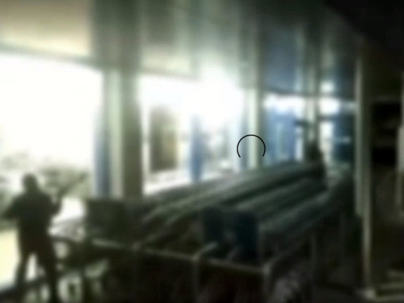 Ίλιον: Επίθεση Ρουβίκωνα στα Lidl όπου συνελήφθη η ηλικιωμένη - Γυαλιά καρφιά οι βιτρίνες του καταστήματος