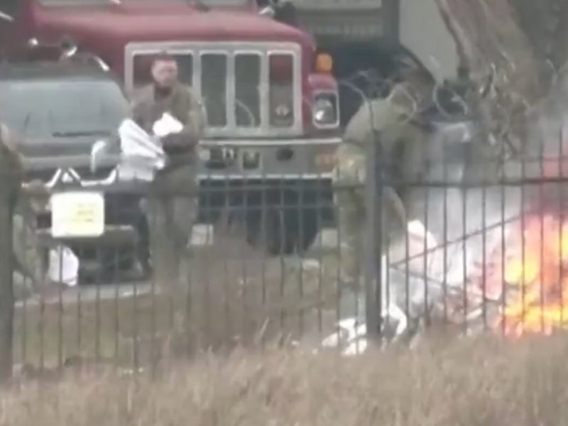 Ουκρανία: Ουκρανοί στρατιώτες καταστρέφουν κυβερνητικά έγγραφα