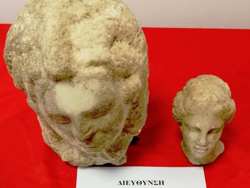 Θεσσαλονίκη: Αγόρασε διαμέρισμα και βρήκε στο πατάρι δύο μαρμάρινες γυναικείες κεφαλές της ρωμαϊκής περιόδου