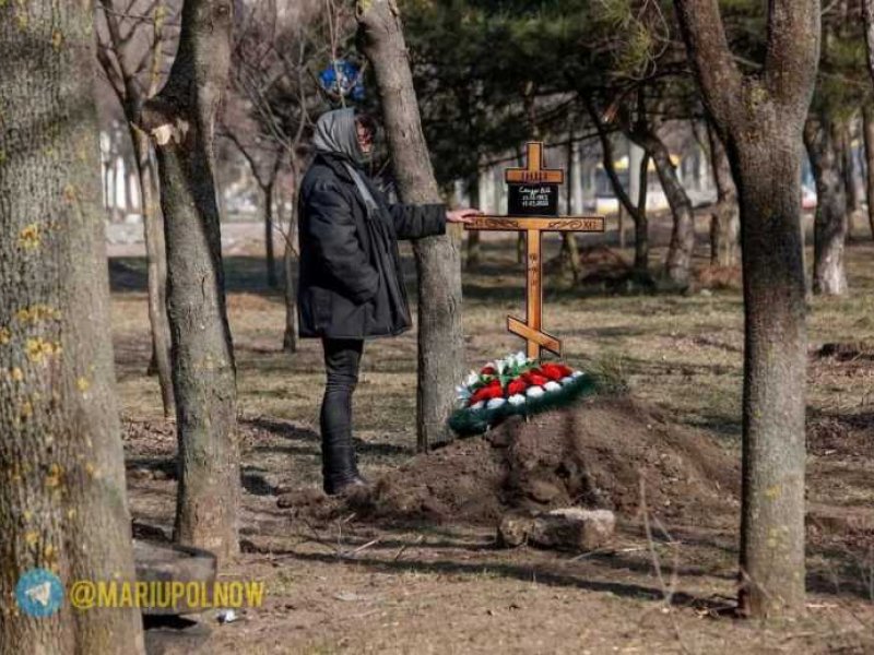 Μαριούπολη: Θάβουν τους νεκρούς σε πάρκα και πλατείες - συγκλονιστικές εικόνες
