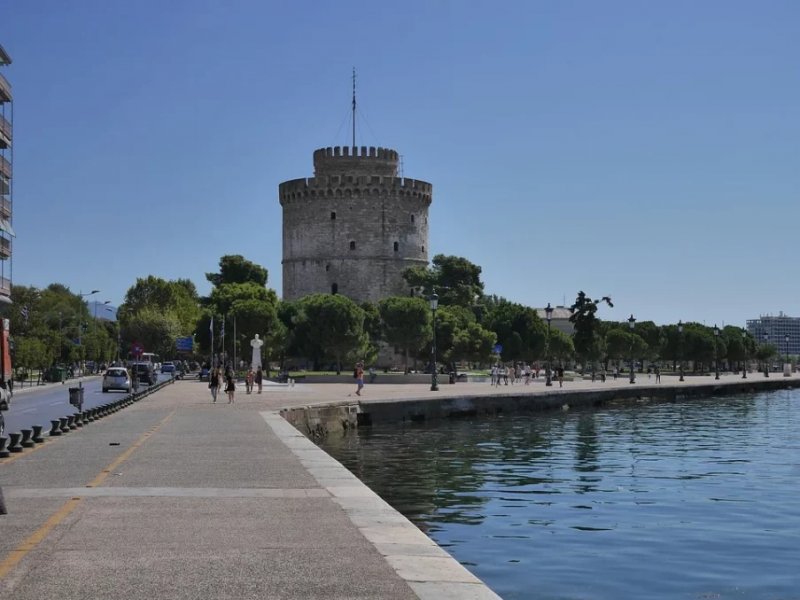 Θεσσαλονίκη: Κοριτσάκι 4 ετών παρασύρθηκε από το δυνατό αέρα και έπεσε στον Θερμαϊκό