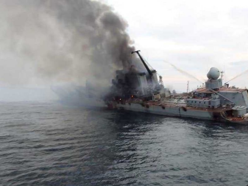 Πόλεμος στην Ουκρανία - Επιβεβαιώθηκε: Το πλοίο που φαίνεται τυλιγμένο στις φλόγες σε φωτογραφίες και βίντεο είναι το ρωσικό καταδρομικό Moskva! (Βίντεο)