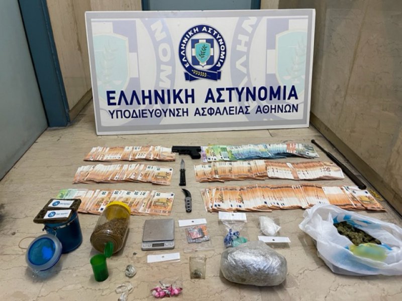 Είχαν ρημάξει αυτοκίνητα και μοτοσυκλέτες στα νότια προάστια - Στα χέρια της Αστυνομίας 7 αλλοδαποί και 5 Έλληνες (Βίντεο)