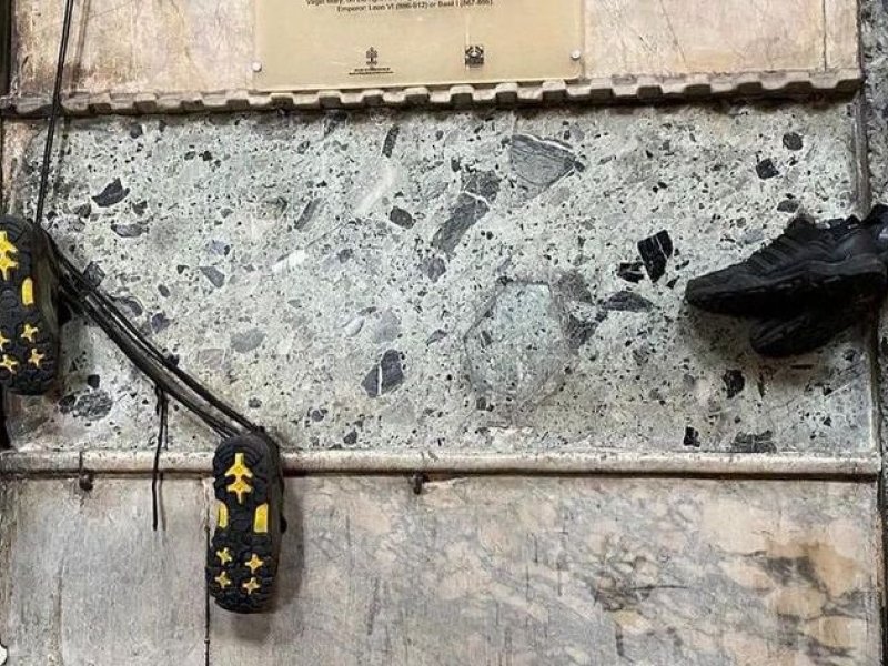 Οι Τούρκοι δεν θα αλλάξουν ποτέ: Κρεμούν τα παπούτσια τους στους τοίχους της Αγια Σοφιάς - Τουρκική εφημερίδα: «Το μνημείο δεν θα δει το 2050»!