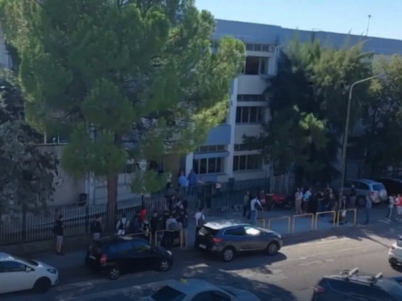 Αγρίνιο: Μαθητές γρονθοκόπησαν καθηγητές και απείλησαν μαθήτρια (βίντεο)