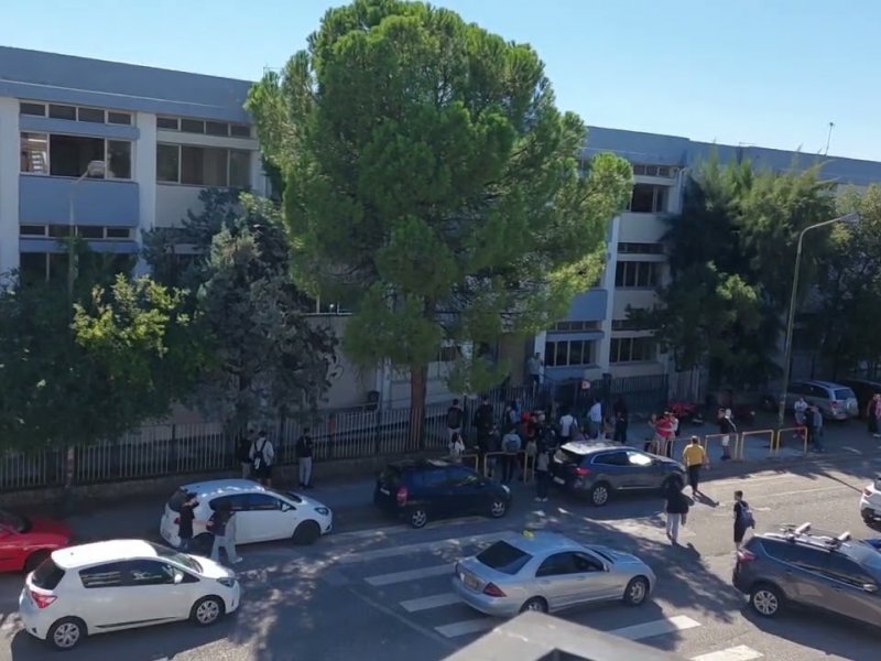 Αγρίνιο: Μαθητές και εξωσχολικοί ξυλοκόπησαν καθηγητές για... τις εκλογές του 15μελούς! (Βίντεο)