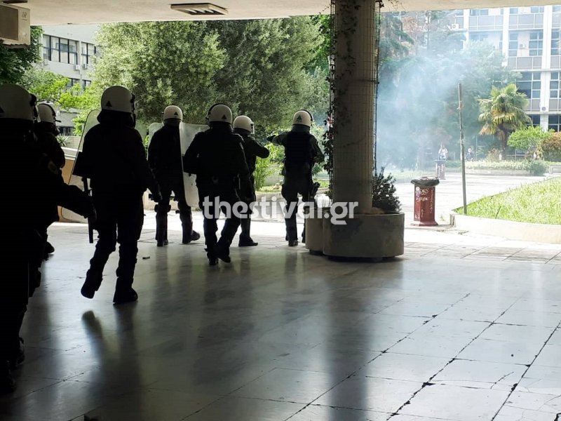 Επεισόδια στο ΑΠΘ - Αντιεξουσιαστές κατέστρεψαν την είσοδο της Πρυτανείας (Βίντεο)