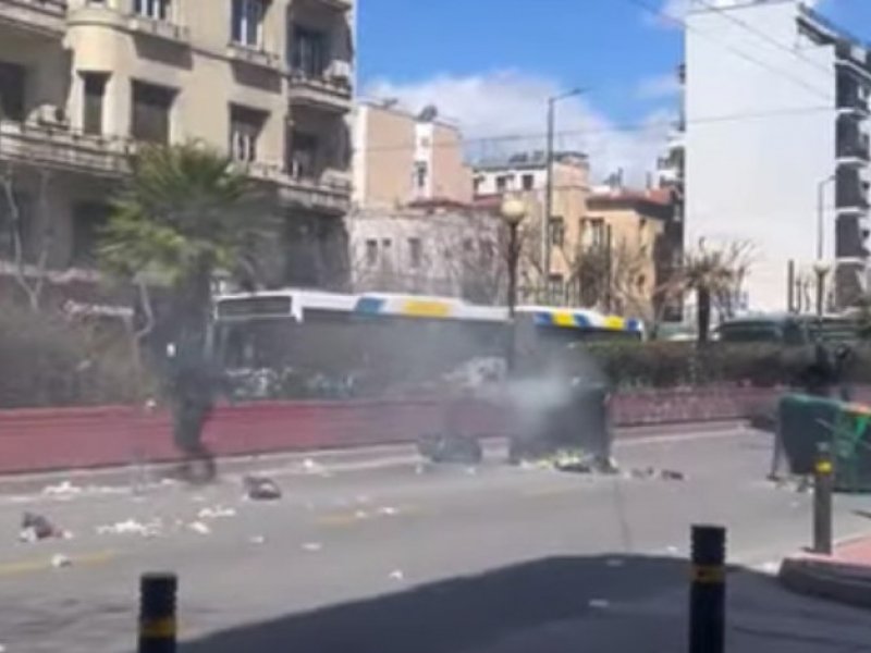 ΑΣΟΕΕ: Επεισόδια και επίθεση σε περιπολικό - Πυροβολισμοί στον αέρα από αστυνομικό