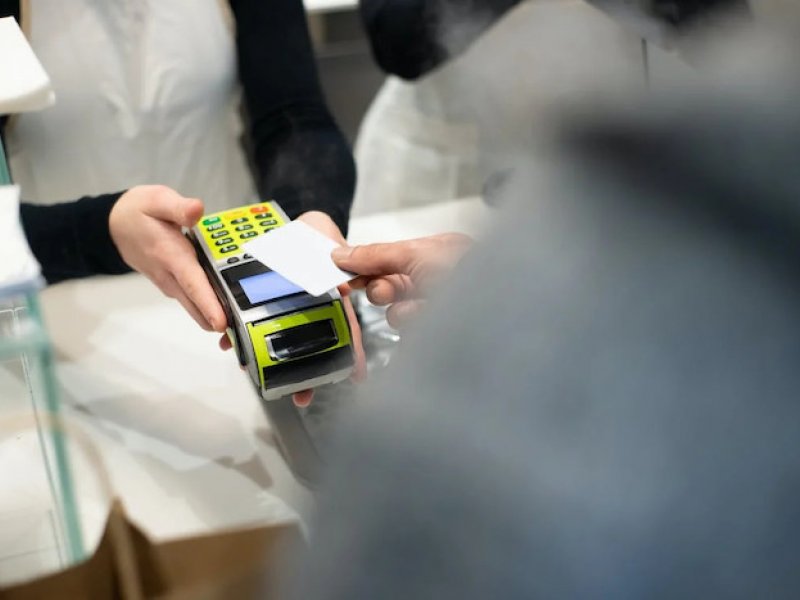 Πλαστικό χρήμα: Συναλλαγές ακόμη και κάτω των δύο ευρώ με χρεωστική κάρτα – Νέες μέθοδοι πληρωμών